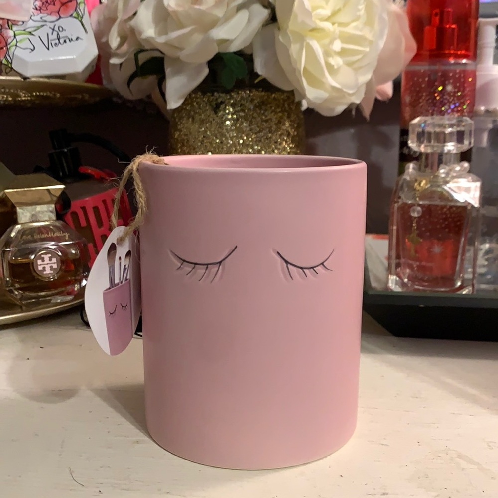 Makeup brush holder